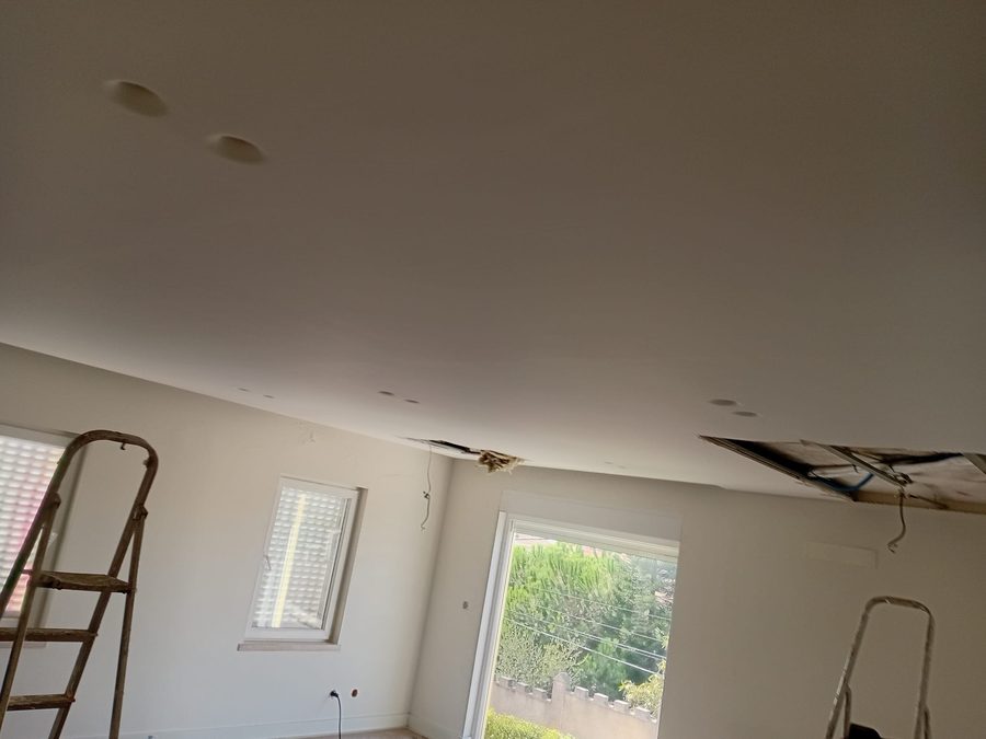 Sala em obra com o teto aberto e escadotes