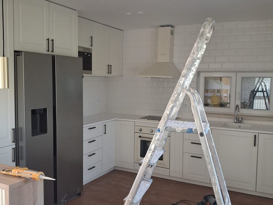 Kitchen during the works, with a stepladder and a vacuum cleaner in the middle